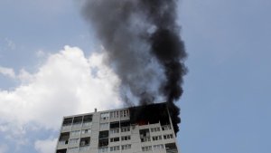 Mueren una mujer y tres niños en incendio de un edificio cerca de París
