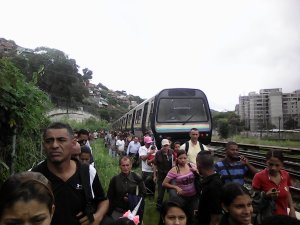 Usuarios del Metro de Caracas caminaron entre los matorrales tras apagón #31Jul (fotos)