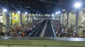 Usuarios del Metro imploran respuestas ante retrasos constantes #26Jul (Fotos)