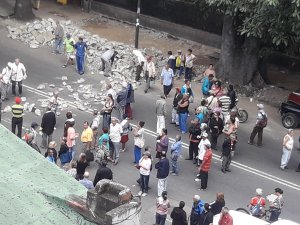 Pensionados trancan con escombros la avenida Páez de El Paraíso #18Jul (fotos)