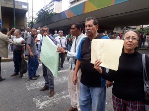 Pensionados cierran la avenida Urdaneta de Caracas #18Jul (Fotos)