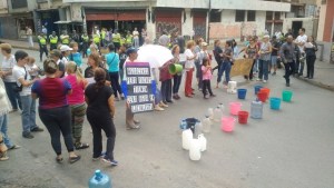 Vecinos de La Candelaria trancarán las calles por falta de agua #4Jul