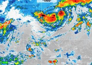 Beryl acelera rumbo al Caribe y la tormenta Chris se fortalece frente a EEUU