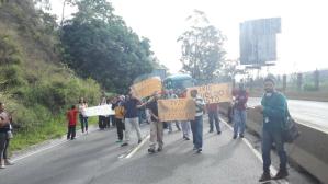Trabajadores del Ivic cierran la Panamericana para exigir salarios justos #18Jul (fotos)