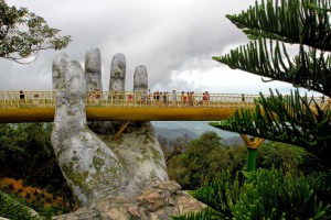 EN FOTOS: el increíble puente sobre montañas sostenido por dos manos gigantes en Vietnam