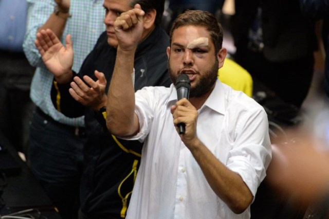 (ARCHIVOS) En esta foto de archivo tomada el 5 de abril de 2017, el diputado opositor venezolano Juan Requesens pronunció un discurso en la Asamblea Nacional tras ser herido por partidarios del gobierno durante una protesta en Caracas. La asamblea constituyente todopoderosa de Venezuela lanzará un proceso el 8 de agosto de 2018 para juzgar a los legisladores de la oposición por un presunto ataque con drones contra el presidente Nicolás Maduro durante el fin de semana. En un discurso televisivo y radial, Maduro acusó simultáneamente al líder de la oposición en el exilio Julio Borges y al legislador opositor Juan Requesens de haber planeado un intento de "asesinato" de drones contra él. / AFP PHOTO / FEDERICO PARRA