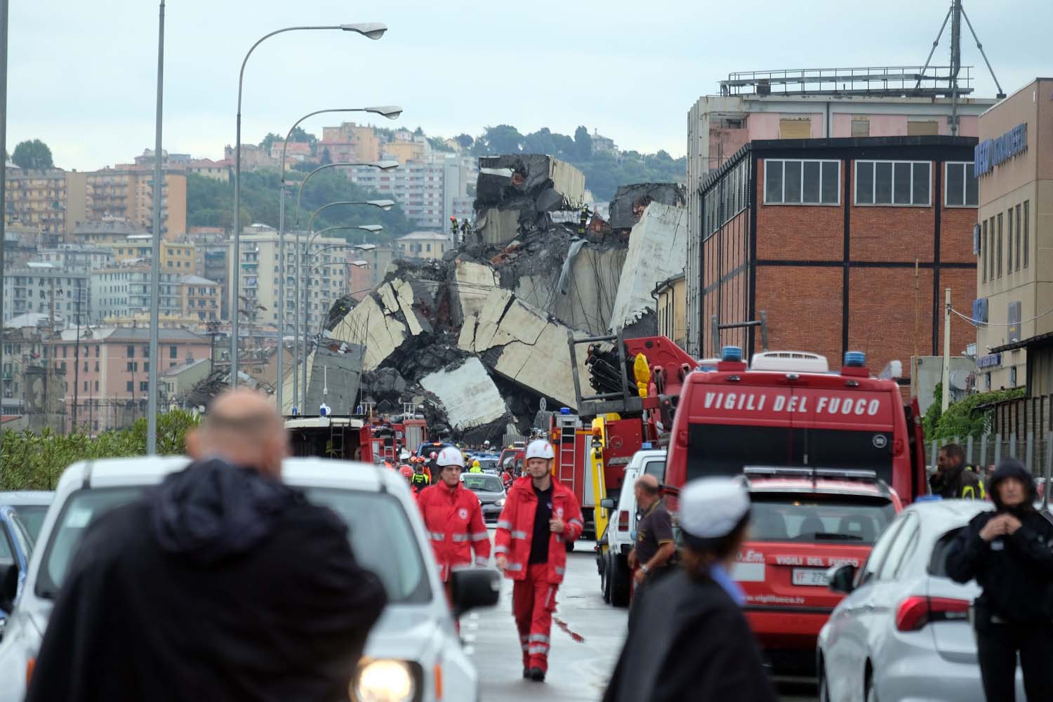 EN FOTOS: El derrumbe del puente en Génova que dejó una treintena de muertos y muchos heridos graves