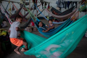 Indígenas venezolanos rehacen su vida en Brasil añorando el Orinoco (Fotos)