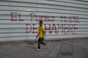 Confundidos por las reformas de Maduro, los venezolanos temen más inflación