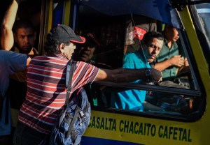 Transportistas de Caracas proponen fijar el pasaje a 10 centavos de dólar