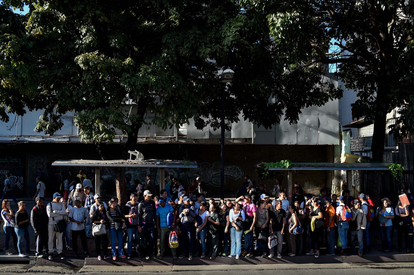 Usuarios del transporte público en Chacaito protestan por falta de unidades #28Ago