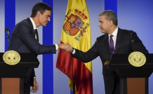 Sánchez traslada a Duque su oferta de apoyo en negociación con el ELN