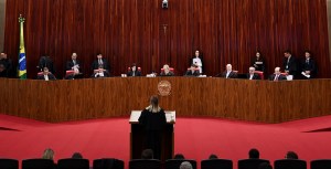 Justicia electoral arranca con voto dividido el debate sobre la candidatura de Lula