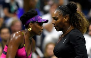 Serena Williams supera a su hermana Venus en dos sets y pasa a octavos