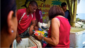 Venezuela sin dinero: El trueque es la alternativa de los venezolanos para acceder a alimentos o cortarse el cabello (Fotos)