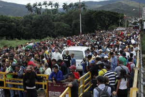 Miles de venezolanos abarrotaron el Puente Simón Bolívar para llegar a Colombia (fotos)