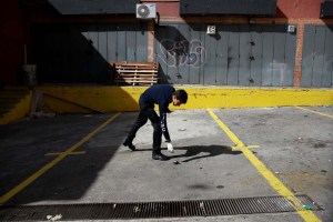 EN IMÁGENES: Funcionarios recogen evidencias del supuesto atentado contra Maduro