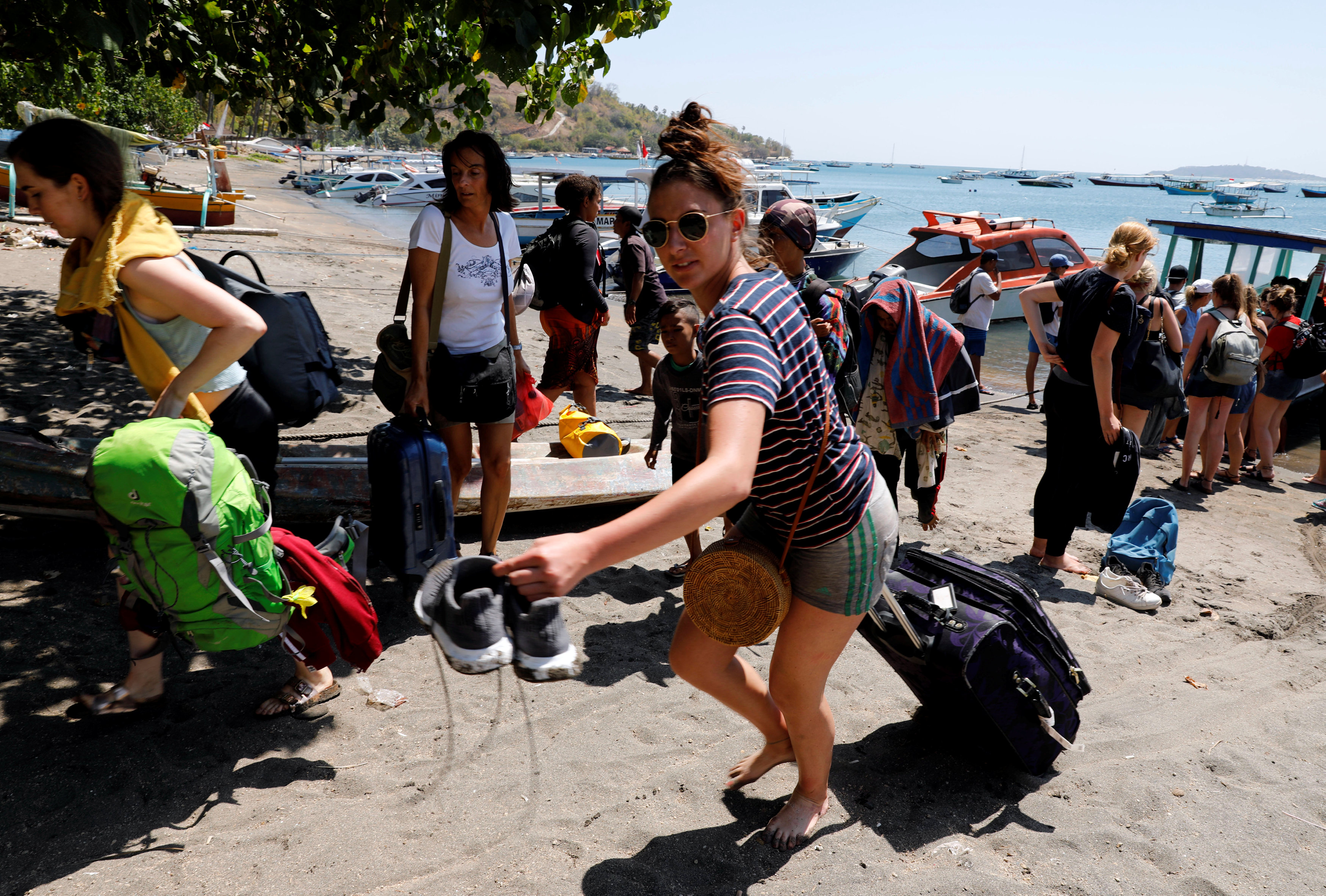 Los turistas huyen de la isla indonesia de Lombok tras el terremoto