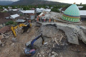 Violenta réplica sacude Lombok, donde ascienden a 319 los muertos por el sismo