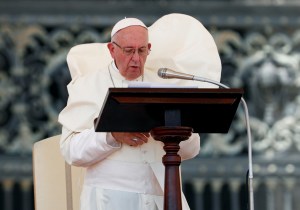 El papa Francisco ora por los muertos en el derrumbe del puente de Génova
