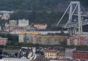 Tragedia en Italia: Al menos 30 muertos por derrumbe de viaducto en Génova (FOTOS)