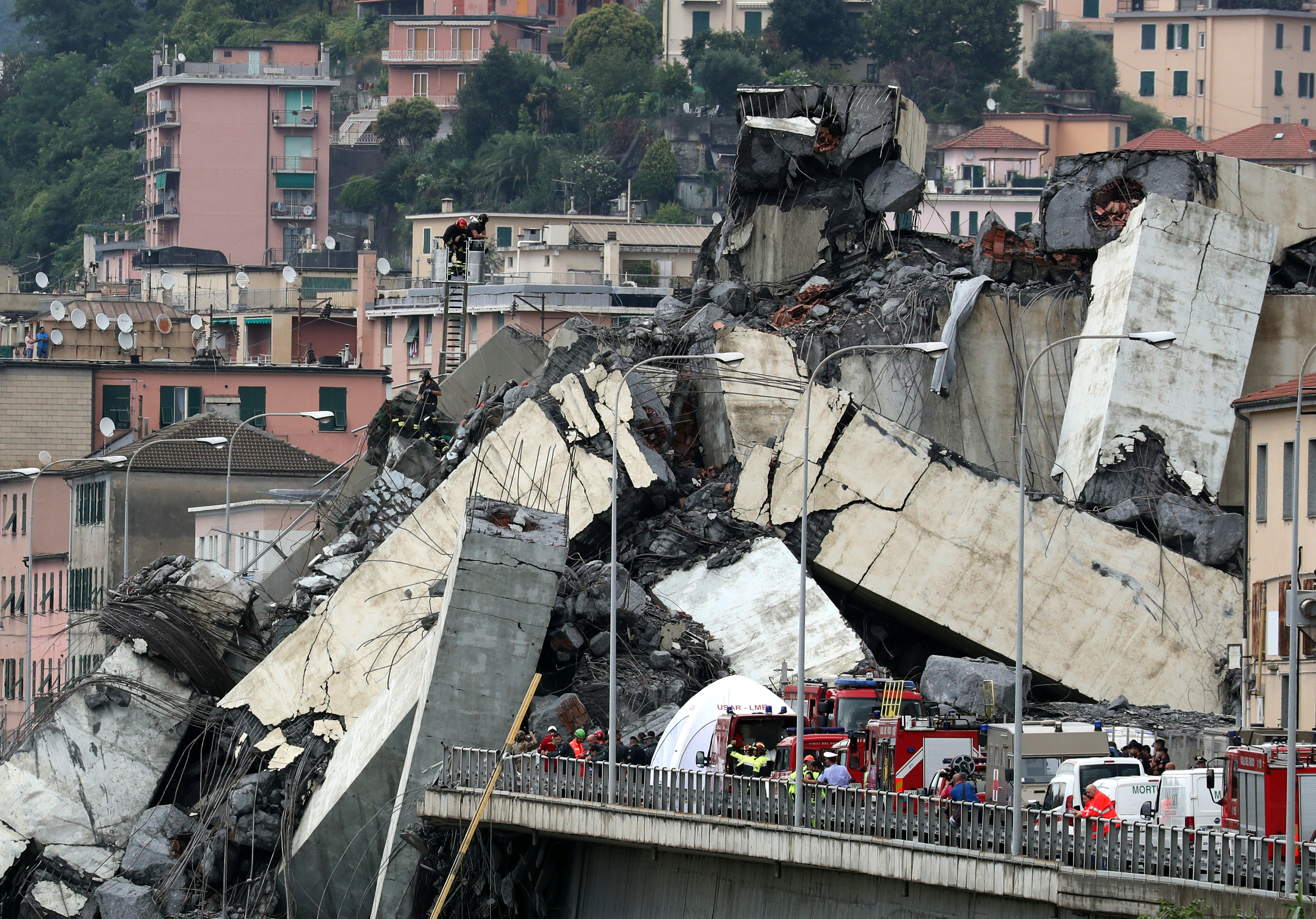Familiares de 17 muertos en Génova rechazan participar en funeral de Estado