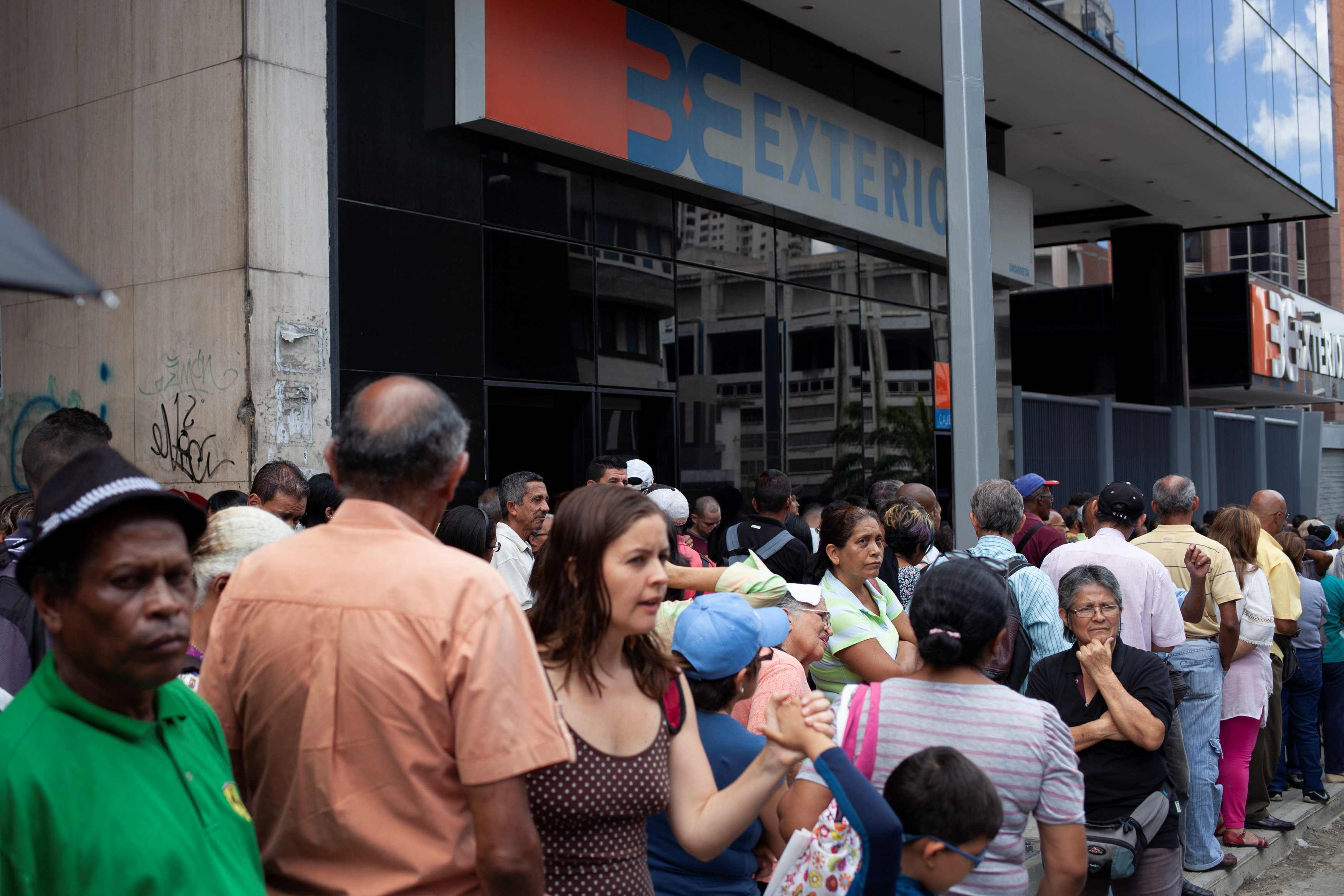 En imágenes: Venezolanos realizan compras y diligencias ante inminente reconversión #16Ago