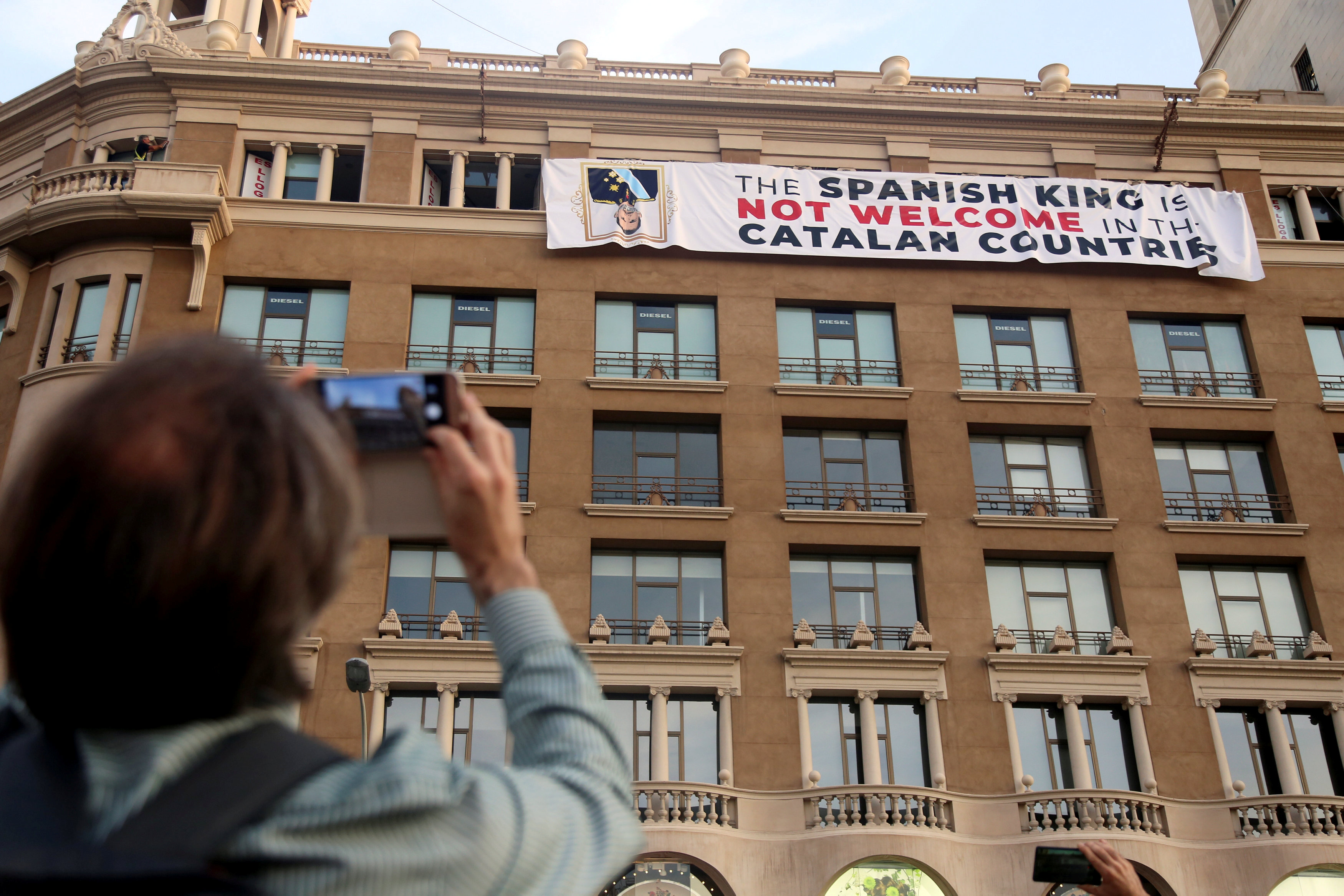 Despliegan pancarta contra el rey en Barcelona antes de homenaje a víctimas de atentados