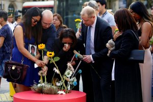 Barcelona recuerda a las víctimas del doble atentado un año después