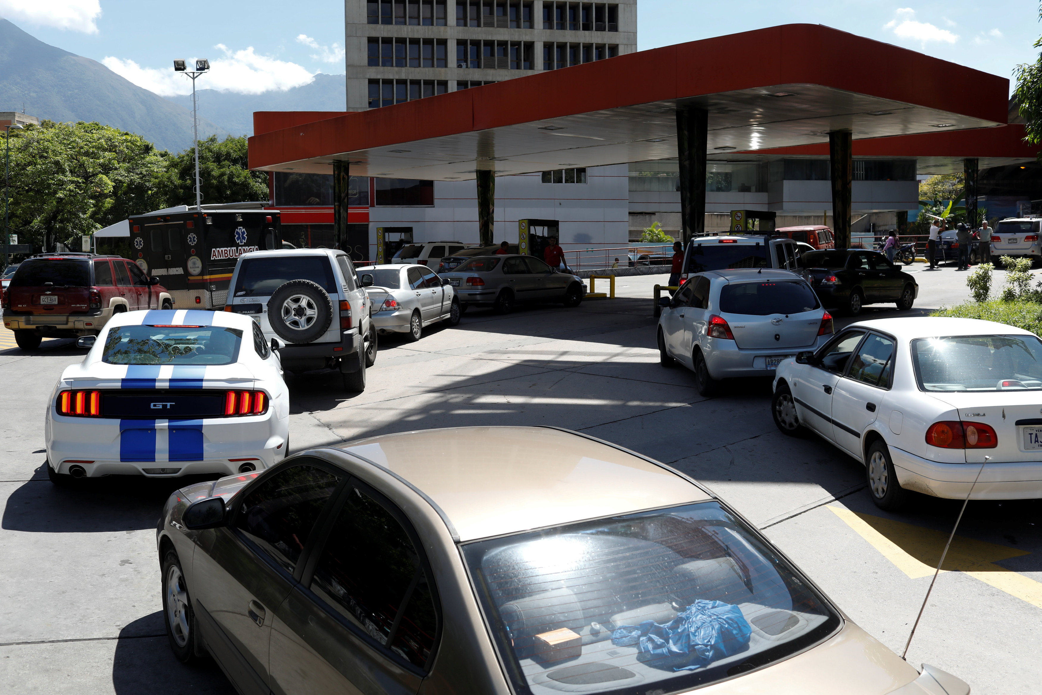 Persisten las colas ante incertidumbre de precio de la gasolina (Fotos)