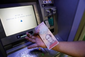 Diez bolívares soberanos, el máximo diario que dispensan los cajeros, que no alcanza ni para un café