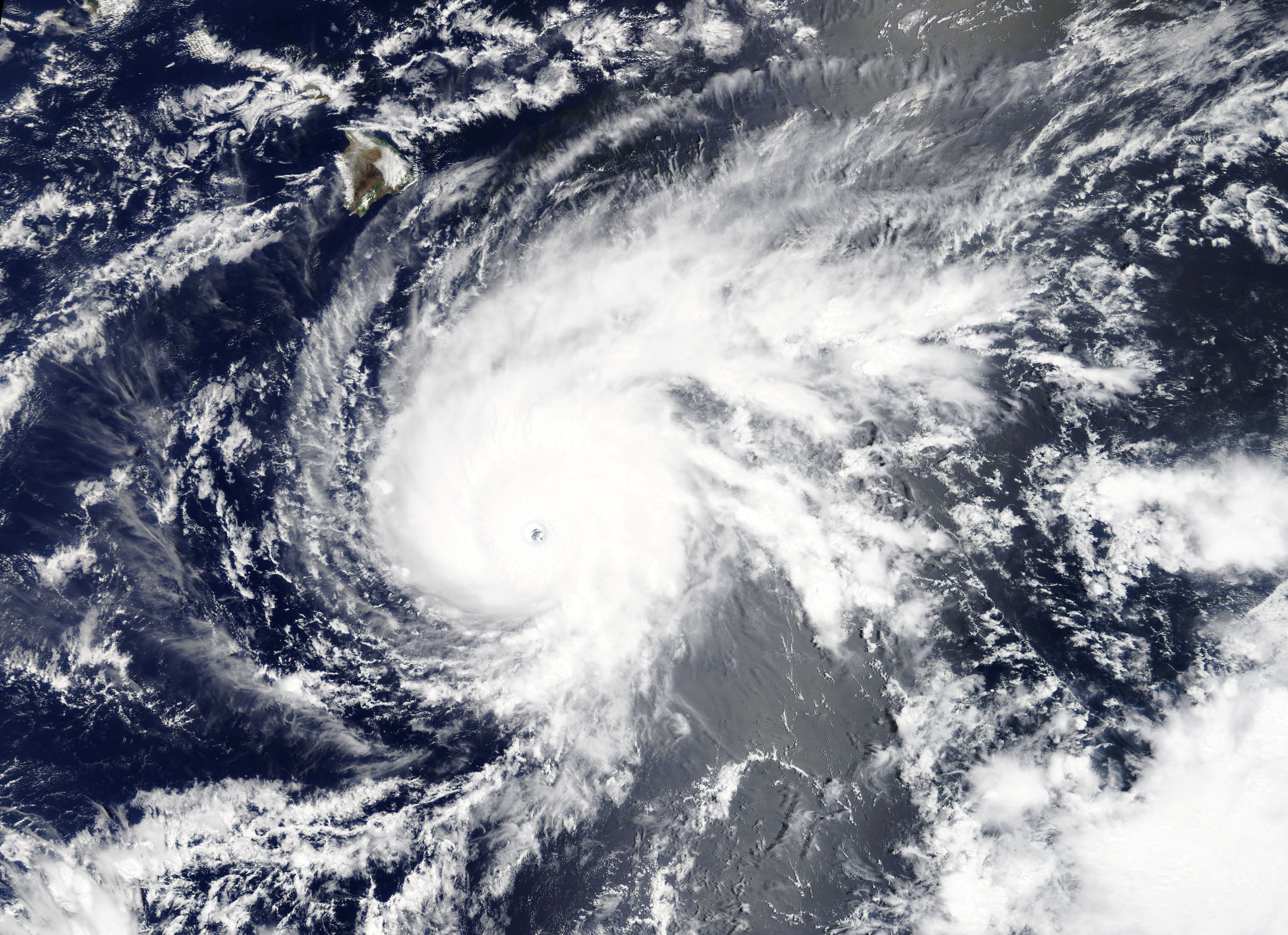 Trump declara estado de emergencia en Hawái ante amenaza del huracán Lane