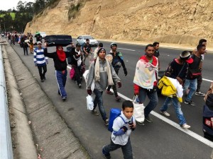 Venezolanos pasan a Perú a horas de que entre en vigor requisito de pasaporte