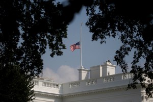 Casa Blanca vuelve a colocar bandera EEUU a media asta hasta sepelio de McCain