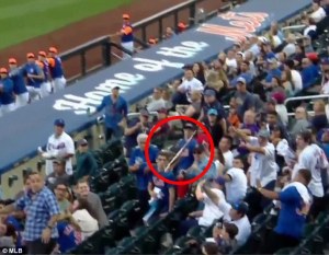 ¡Sin botar la birra!… padre salva a sus hijos de un bate volador en partido de la MLB (VIDEO)