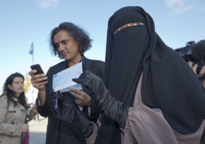 Millonario argelino pagará las multas por la ley antiburka en Dinamarca