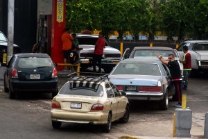 Bloomberg: Renuncias masivas agravan la escasez de combustible en Venezuela