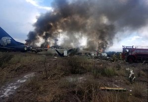 Siguen con atención médica 17 pasajeros del avión accidentado en México