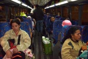 Cientos de venezolanos inician viaje a Perú en autobuses fletados por el gobierno de Ecuador (FOTOS)