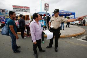Ecuador usa brazaletes rojos para priorizar traslado a Perú de venezolanos