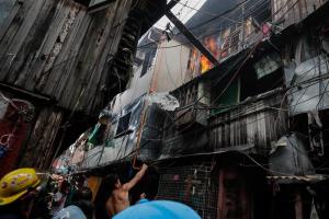 Mueren cinco niños en un incendio en barrio pobre de Manila (Fotos)