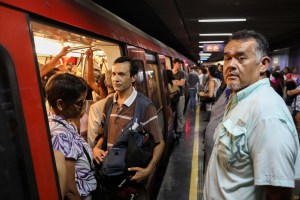 Falla eléctrica hizo que usuarios del Metro de Caracas por los oscuros túneles (Video)