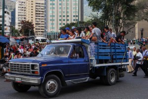 El transporte público en Venezuela funciona a la mínima capacidad y obliga a los ciudadanos a usar “perreras”