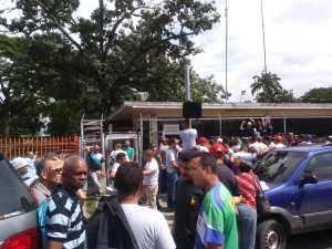 Trabajadores de Pirelli en Carabobo protestan por paralización de planta en Venezuela