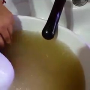 ¡Horror! Con el agua amarilla que les llega a los habitantes de San Felipe (VIDEO)