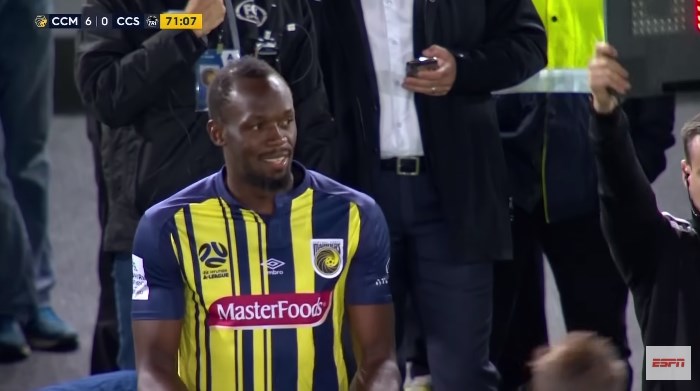 El colmo de Usain Bolt: perdió la oportunidad de marcar su primer gol como futbolista por lento (Fotos y Video)