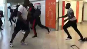 Espectacular pelea entre dos raperos obligó a cerrar aeropuerto en París (video)