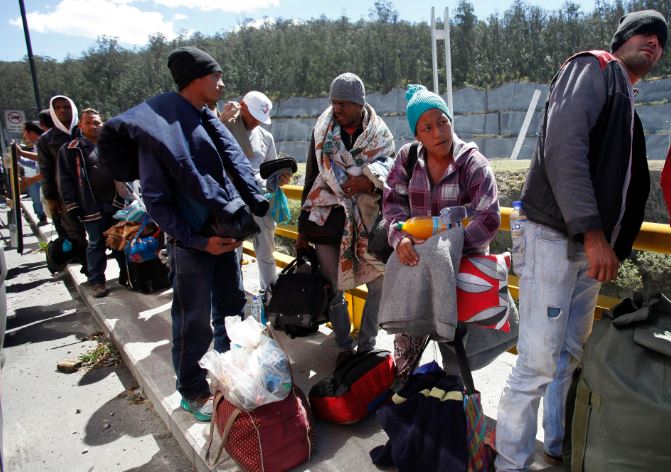 Crean corredor ciudadano para trasladar en autobús a venezolanos hasta Perú