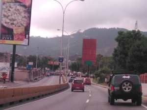 Protesta en los Altos Mirandinos mantiene cerrada la carretera Panamericana en el kilómetro 0 (Fotos)
