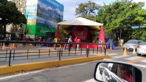 Desde Petare hasta Parque Carabobo: La Francisco de Miranda con tarimas rojas que obstaculizan tránsito #13Ago